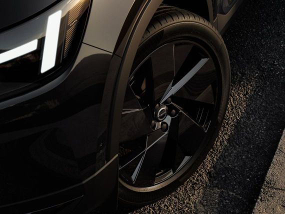 Kola v leskle černém provedení High Gloss Black
